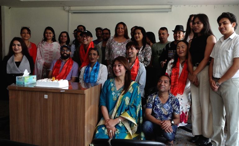 नीलहिरा समाजद्वारा फिल्म ‘एलिफेन्ट्स इन द फग’ टोलीलाई सम्मान
