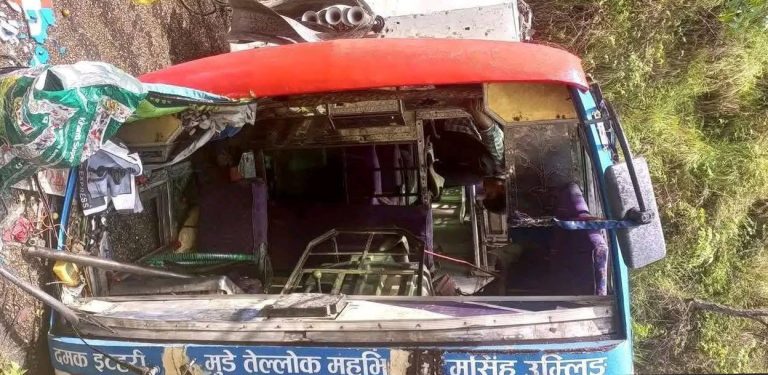धनकुटामा बस दुर्घटना हुँदा ११ जना घाइते