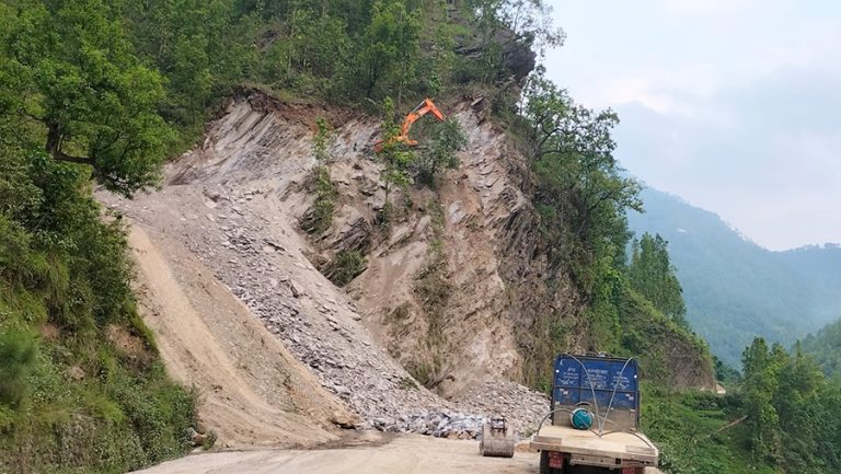 छल्दी-इन्द्रेगौडा सडक बन्द गरेर स्तरोन्नतिको काम गरिँदै