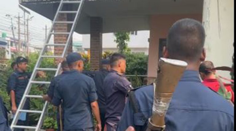 सुधार गृह लैजान खोज्दा युवकले गरे प्रहरीमाथि चक्कु प्रहार, तीन जना घाइते