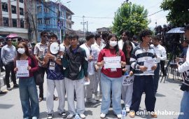 कक्षा १२ को नतिजाप्रति असन्तुष्टि जनाउँदै विद्यार्थीको प्रदर्शन