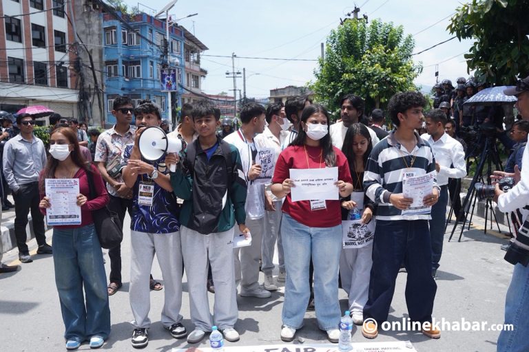 कक्षा १२ को नतिजाप्रति असन्तुष्टि जनाउँदै विद्यार्थीको प्रदर्शन