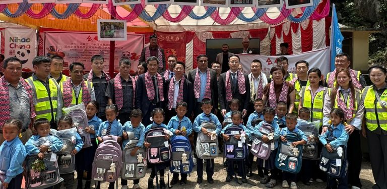 दोलखाको सरकारी विद्यालयमा चीनको सहयोग, पुस्तकालय स्थापना र खेल सामग्री वितरण