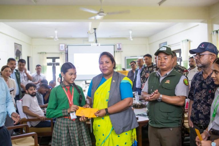 मानव-वन्यजन्तु द्वन्द्वपीडित बालबालिकालाई जनही १० हजारको छात्रवृत्ति प्रदान