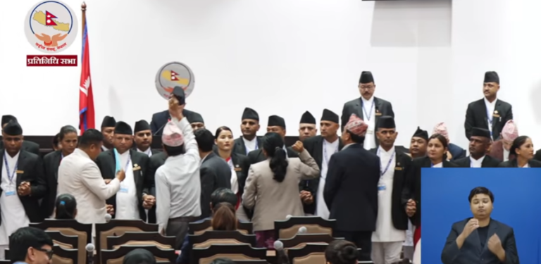 श्रम संस्कृति पार्टीका सांसदद्वारा वेल घेराउ गरेर नाराबाजी