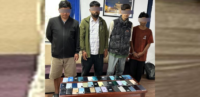 चोरीका मोबाइल किनबेच गर्ने चार जना ४२ वटा मोबाइलसहित पक्राउ