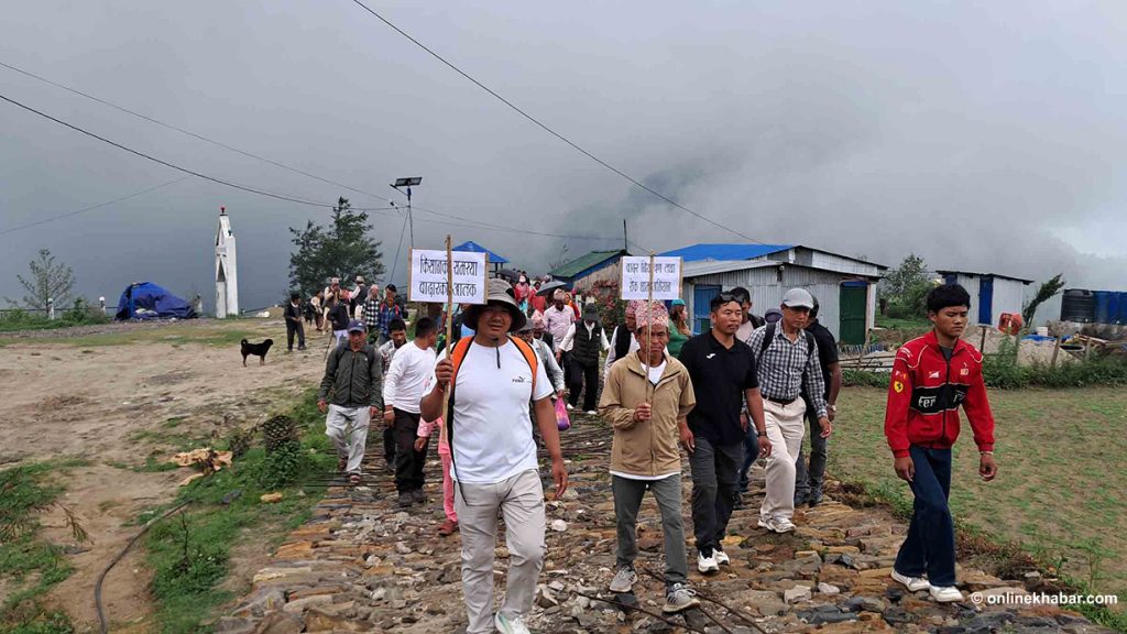 खोटाङका किसानको प्रश्न : जनता ठूलो कि बाँदर ? 