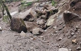 पहिरोले घर जोखिममा, पानी पर्नासाथ छिमेकीको घरमा बास