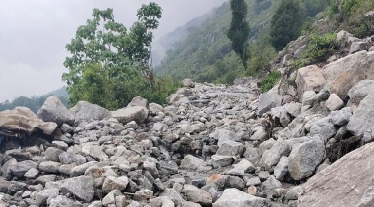 पहिरोले खाँदबारी–किमाथाङ्‍का सडक ठाउँ-ठाउँमा अवरुद्ध