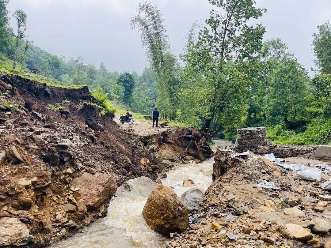 सङ्खुवासभामा पहिरोले पाँचखपन-चैनपुर सडकखण्ड अवरुद्ध