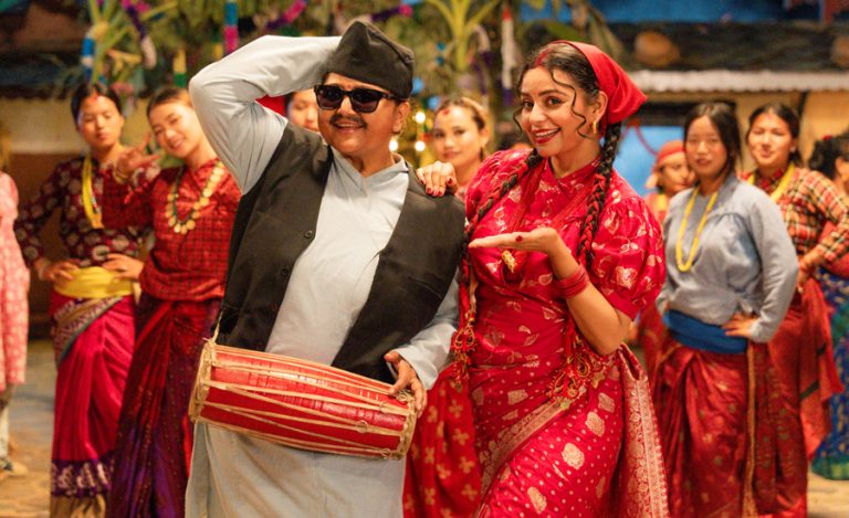 रत्यौली गीत ‘नौतुनाको रेल’ मा नीता, दीपाश्रीको छमछमी
