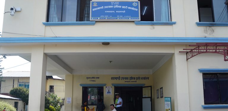 अवैध गतिविधि हुने भन्दै कालो सिसाका सवारीमाथि ट्राफिकको कडाइ