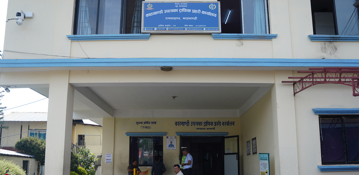 अवैध गतिविधि हुने भन्दै कालो सिसाका सवारीमाथि ट्राफिकको कडाइ