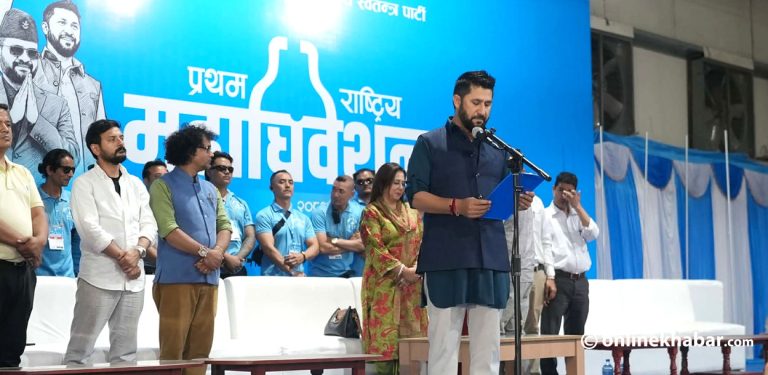रास्वपा सभापति रवि लामिछानेले लिए शपथ