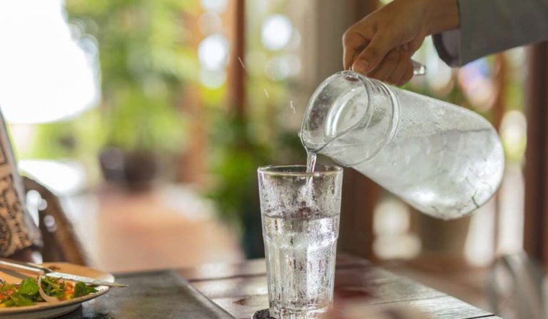 रेस्टुरेन्टमा बस्नेबित्तिकै किन सबैभन्दा पहिले पानी दिइन्छ ?