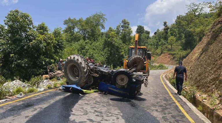 स्याङ्‍जामा ट्याक्टर पल्टिँदा दुई जना घाइते
