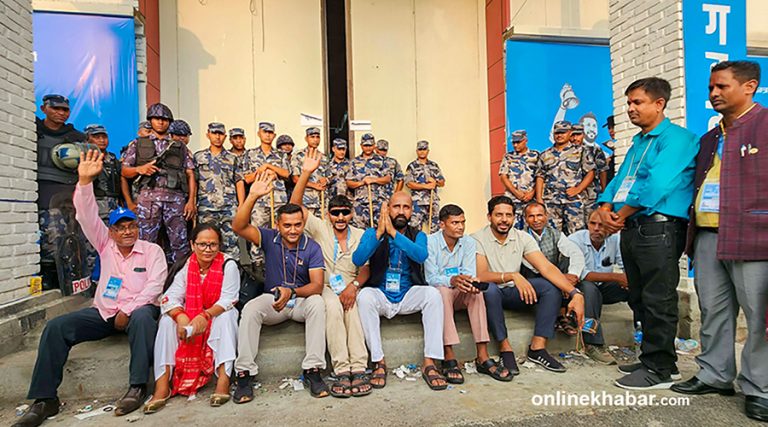 रास्वपा महाधिवेशन : मतदान गर्न नपाएपछि धर्ना (तस्वीरहरू)