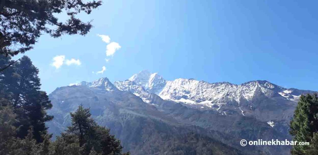 सगरमाथाको अँगालोमा