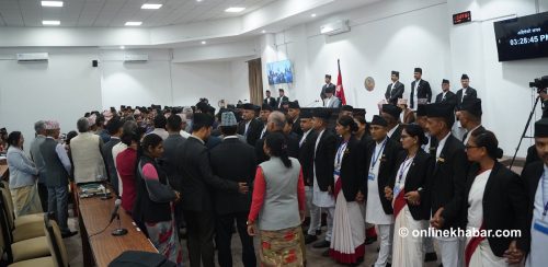 विपक्षीले वेल घेरेपछि स्थगित भयो संसद् बैठक (तस्वीरहरू)