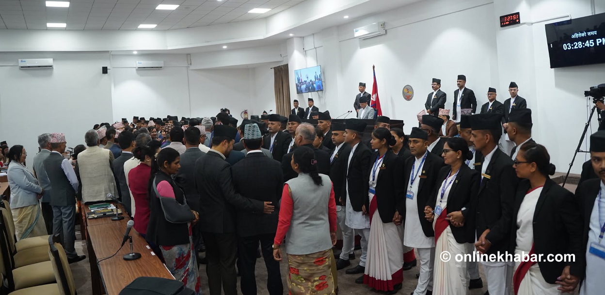 विपक्षीले वेल घेरेपछि स्थगित भयो संसद् बैठक (तस्वीरहरू)