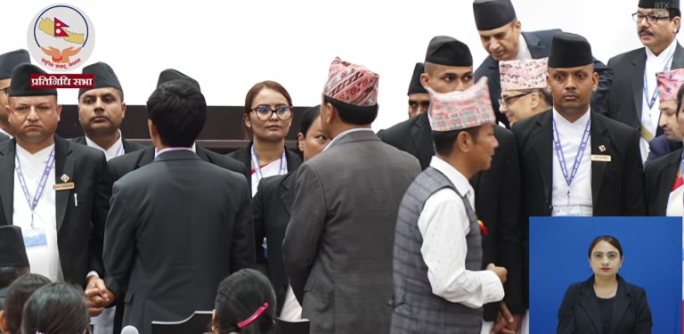श्रम संस्कृति पार्टीका सांसदले घेरे वेल, सभामुखले गराए सचेत