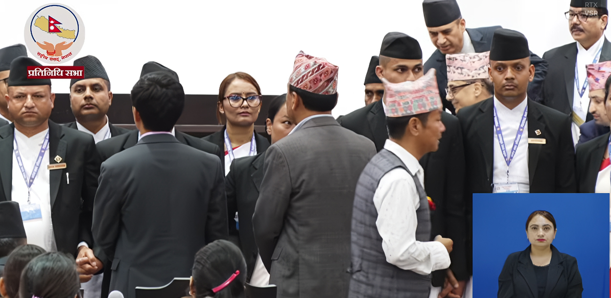 श्रम संस्कृति पार्टीका सांसदले घेरे वेल, सभामुखले गराए सचेत