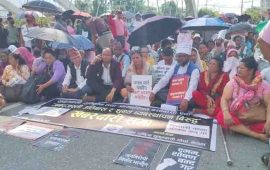 होल्डिङ सेन्टरबाट नहटाउन माग गर्दै सुकुमवासीको प्रदर्शन