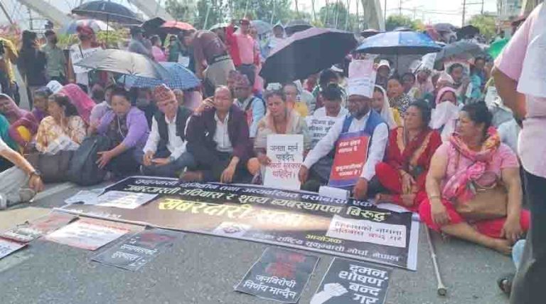 होल्डिङ सेन्टरबाट नहटाउन माग गर्दै सुकुमवासीको प्रदर्शन