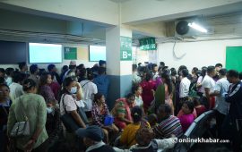 अस्पतालमा अत्यासलाग्दो भिड, टिकट काट्ने लाइनमै बेहोस हुन्छन् बिरामी