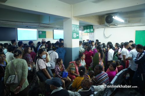 अस्पतालमा अत्यासलाग्दो भिड, टिकट काट्ने लाइनमै बेहोस हुन्छन् बिरामी