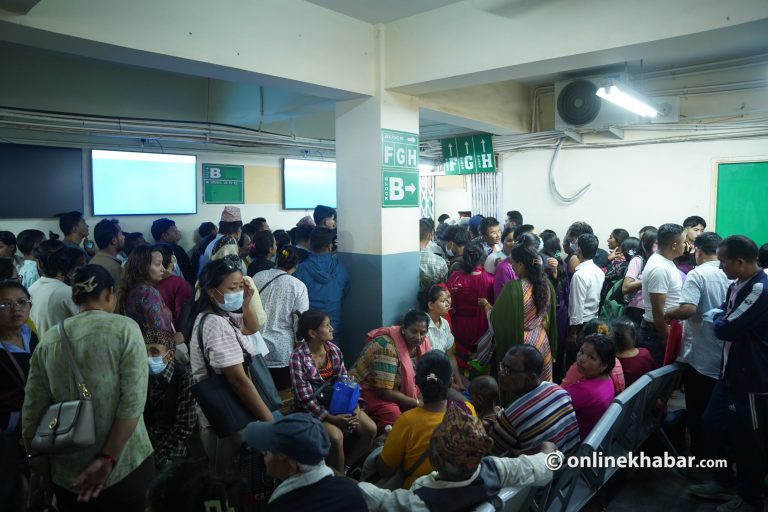 अस्पतालमा अत्यासलाग्दो भिड, टिकट काट्ने लाइनमै बेहोस हुन्छन् बिरामी