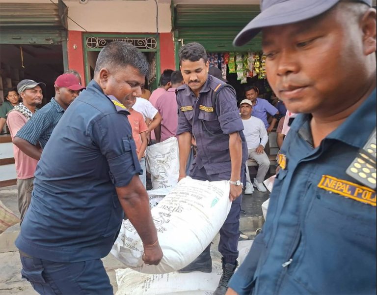 सिरहामा बिक्री गर्न लागेको अनुदानको १३ बोरा युरिया मल बरामद