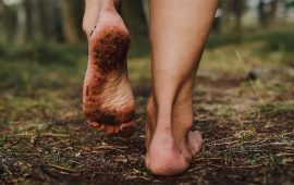 खाली खुट्टा हिंड्नु स्वास्थ्यका लागि साँच्चै फाइदाजनक छ ?