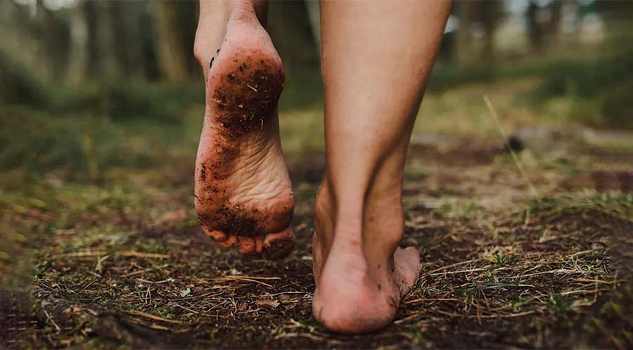 खाली खुट्टा हिंड्नु स्वास्थ्यका लागि साँच्चै फाइदाजनक छ ?