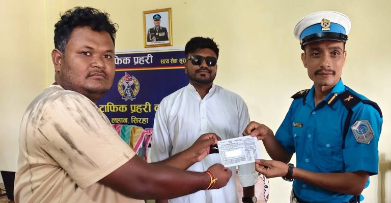 गुडिरहेको मोटरसाइकलमा उभिएर भिडियो बनाएका सांसद बब्लु गुप्तालाई ५०० रुपैयाँ जरिबाना