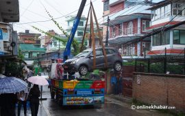अनलाइनखबरको गेटमा राखिएको शंकास्पद गाडी क्रेन प्रयोग गरेर हटाइयो (तस्वीरहरू)