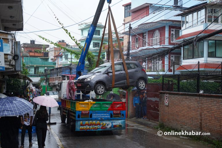 अनलाइनखबरको गेटमा राखिएको शंकास्पद गाडी क्रेन प्रयोग गरेर हटाइयो (तस्वीरहरू)