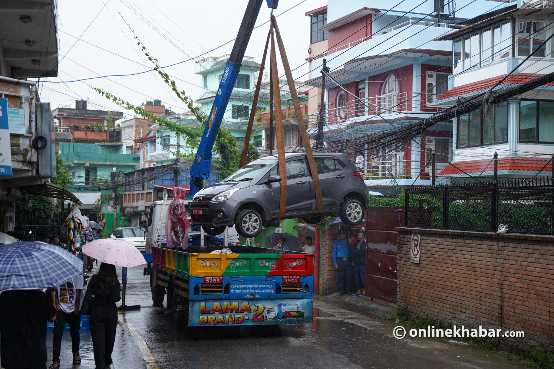 अनलाइनखबरको गेटमा राखिएको शंकास्पद गाडी क्रेन प्रयोग गरेर हटाइयो (तस्वीरहरू)