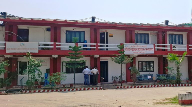 मधेश सरकार स् अर्थले भुक्तानी रोक्यो, पूर्वाधार विकास कार्यालयमा ताला लाग्यो