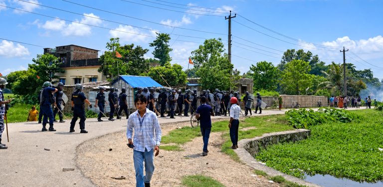 विराटनगरमा पोखरीबाट शव उठाउने क्रममा तनाव, २१ सेल अश्रुग्याँस प्रहार