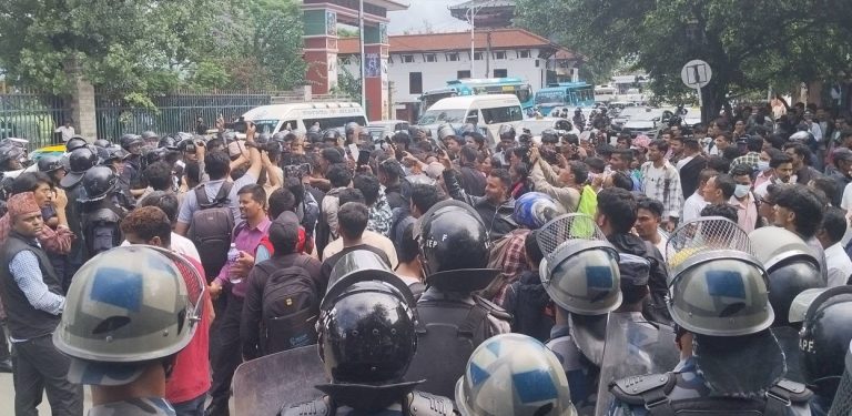 गणेश नेपालीको न्याय माग गर्दै वीर अस्पताल अगाडि प्रदर्शन