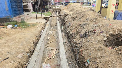 प्राधिकरणले विद्युत् पोल नसार्दा चोहर्वा बजारको नाला निर्माणमा ढिलाइ