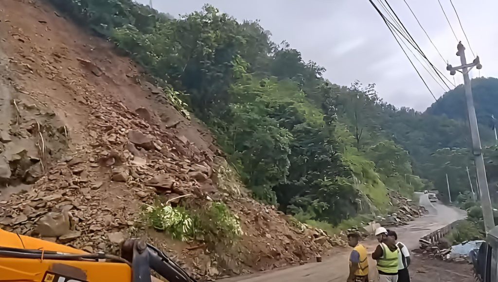 पहिरोले अवरुद्ध चितवनतर्फको सडक खुल्यो, धादिङतर्फ अझै अवरुद्ध