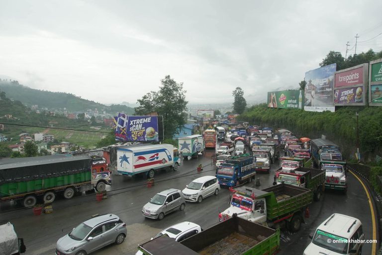 खुले काठमाडौंका नाका, नागढुंगामा चाप (तस्वीरहरु)