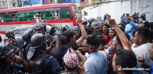 गणेश नेपाली मृत्यु प्रकरण : महानगर घेर्न जाँदै गरेका प्रदर्शनकारीलाई प्रहरीले रोक्यो (तस्वीर)