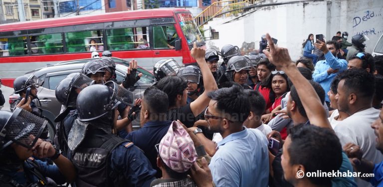 गणेश नेपाली मृत्यु प्रकरण : महानगर घेर्न जाँदै गरेका प्रदर्शनकारीलाई प्रहरीले रोक्यो (तस्वीर)