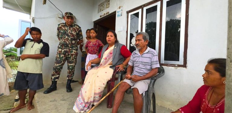 हात्तीको आक्रमणमा परेका परिवारलाई कृषिमन्त्रीले भेटिन्, सरकारले ५ लाख आर्थिक सहयोग गर्ने