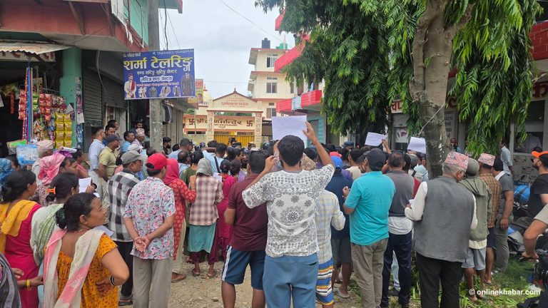 डा. गोविन्द केसी अनशन बसेको कृष्ण मन्दिर बाहिर प्रदर्शन (तस्वीरहरू)