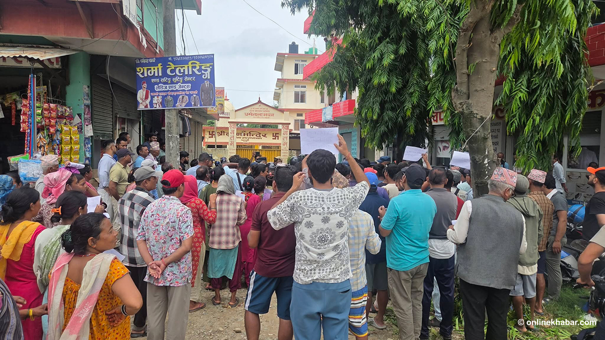 डा. गोविन्द केसी अनशन बसेको कृष्ण मन्दिर बाहिर प्रदर्शन (तस्वीरहरू)