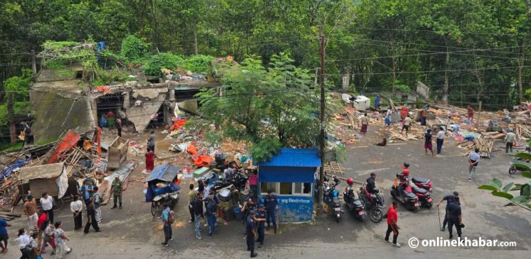 गोरखाको बाह्रकिलो बजार विवाद : स्थानीयबीच हानथाप, गृहमन्त्रीको अपरिपक्क निर्णय